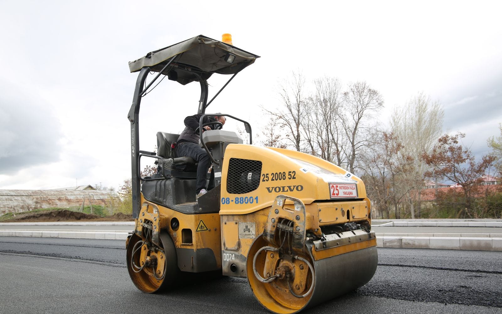 Imagen referencial de stock: rodillo compactando una vía; no representa maquinaria ni obras de Jireh VYP